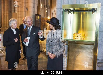 STOCKHOLM 20140923 König Carl Gustaf und Königin Silvia werden durch eine Ausstellung der SwedenÃ‚Â´s ältesten KingÃ‚Â´s Krone, die des 1160 verstorbenen Heiligen Eric IX, im Dom von Uppssa, Schweden, am 24. September 2014, gesehen. Die RoyalsÃ¢Â € Â™ besucht Uppsalen für die jährliche Generalsynode der schwedischen Kirche. Foto: Suvad Mrkonjic / EXP / TT / kod 7116 ** AUS SCHWEDEN HERAUS ** Stockfoto