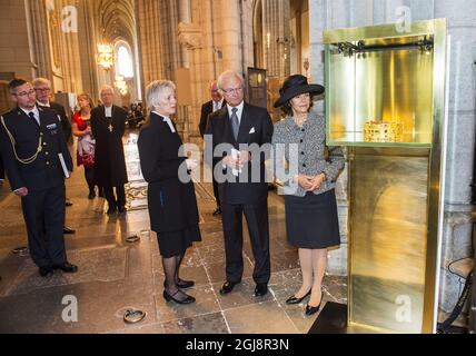 STOCKHOLM 20140923 König Carl Gustaf und Königin Silvia werden durch eine Ausstellung der SwedenÃ‚Â´s ältesten KingÃ‚Â´s Krone, die des 1160 verstorbenen Heiligen Eric IX, im Dom von Uppssa, Schweden, am 24. September 2014, gesehen. Die RoyalsÃ¢Â € Â™ besucht Uppsalen für die jährliche Generalsynode der schwedischen Kirche. Foto: Suvad Mrkonjic / EXP / TT / kod 7116 ** AUS SCHWEDEN HERAUS ** Stockfoto