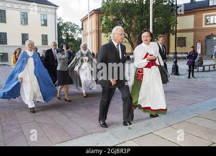 STOCKHOLM 20140923 König Carl Gustaf und Königin Silvia und Schwedens Erzbischof Antje JackelÃƒÂ©n (Mitte) kommen am 24. September 2014 in den Dom von Uppsale, Schweden. Die Royals besuchten Uppsalen für die jährliche Generalsynode der schwedischen Kirche. Foto: Suvad Mrkonjic / EXP / TT / kod 7116 ** AUS SCHWEDEN HERAUS ** Stockfoto