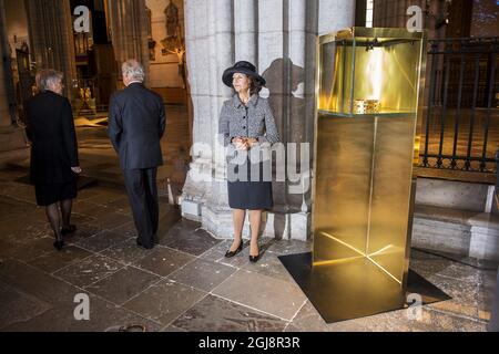 STOCKHOLM 20140923 König Carl Gustaf und Königin Silvia werden durch eine Ausstellung der SwedenÃ‚Â´s ältesten KingÃ‚Â´s Krone, die des 1160 verstorbenen Heiligen Eric IX, im Dom von Uppssa, Schweden, am 24. September 2014, gesehen. Die RoyalsÃ¢Â € Â™ besucht Uppsalen für die jährliche Generalsynode der schwedischen Kirche. Foto: Suvad Mrkonjic / EXP / TT / kod 7116 ** AUS SCHWEDEN HERAUS ** Stockfoto