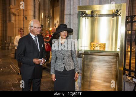 STOCKHOLM 20140923 König Carl Gustaf und Königin Silvia werden durch eine Ausstellung der SwedenÃ‚Â´s ältesten KingÃ‚Â´s Krone, die des 1160 verstorbenen Heiligen Eric IX, im Dom von Uppssa, Schweden, am 24. September 2014, gesehen. Die RoyalsÃ¢Â € Â™ besucht Uppsalen für die jährliche Generalsynode der schwedischen Kirche. Foto: Suvad Mrkonjic / EXP / TT / kod 7116 ** AUS SCHWEDEN HERAUS ** Stockfoto