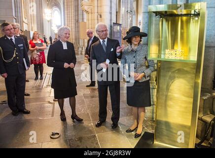 STOCKHOLM 20140923 König Carl Gustaf und Königin Silvia werden durch eine Ausstellung der SwedenÃ‚Â´s ältesten KingÃ‚Â´s Krone, die des 1160 verstorbenen Heiligen Eric IX, im Dom von Uppssa, Schweden, am 24. September 2014, gesehen. Die RoyalsÃ¢Â € Â™ besucht Uppsalen für die jährliche Generalsynode der schwedischen Kirche. Foto: Suvad Mrkonjic / EXP / TT / kod 7116 ** AUS SCHWEDEN HERAUS ** Stockfoto