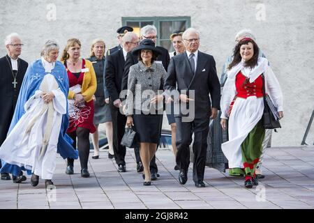 STOCKHOLM 20140923 König Carl Gustaf und Königin Silvia kommen am 24. September 2014 in den Dom von Uppsina, Schweden. Die Royals besuchten Uppsalen für die jährliche Generalsynode der schwedischen Kirche. Foto: Suvad Mrkonjic / EXP / TT / kod 7116 ** AUS SCHWEDEN HERAUS ** Stockfoto