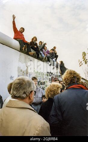 BERLINER AKTE 1989-11-14 Glückliche Berliner Zitzen sitzen an der Berliner Mauer in der Bernauer Straße an der Grenze zwischen Ost- und West-Berlin 14. November 1989 im Zusammenhang mit dem Mauerfall. Foto: Peter Diedrich / SVD / TT / Code: 11014 Stockfoto