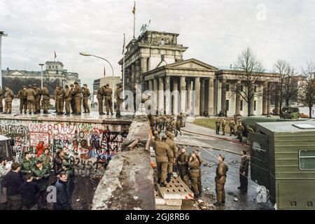 BERLIN-AKTE 1989-11-14 Eine Menschenmenge vor der Berliner Mauer nach West-Berlin, Westdeutschland, 14. November 1989, die DDR-Grenzsoldaten stehen an der Mauer vor dem Brandenburger Tor in Verbindung mit dem Mauerfall. Foto: Peter Diedrich / SVD / TT / Code: 11014 Stockfoto