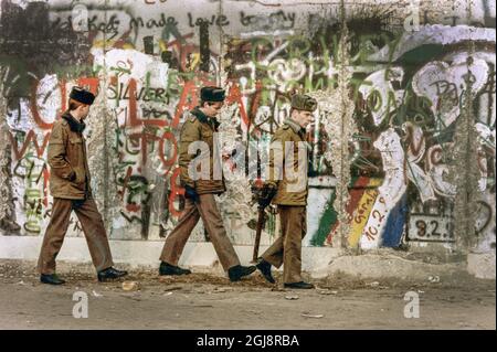 BERLINER AKTE 1989-12-15 DDR-Grenzposten patrouillieren an der Berliner Mauer in der DDR, 15. Dezember 1989. Foto: Lars Pehrson / SVD / TT / Kod: 11014 Stockfoto