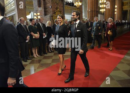 STOCKHOLM 2014-09-30 von links Prinz Carl Philip, seine Verlobte Sofia Hellqvis, kommt vor der Eröffnung des Partliament am 30. September 2014 zum Chucrh-Gottesdienst in der Großen Kathedrale. Foto: Henrik Montgomery / TT / Kod 10060 Stockfoto