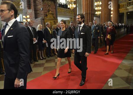 STOCKHOLM 2014-09-30 von links Prinz Carl Philip, seine Verlobte Sofia Hellqvis, kommt vor der Eröffnung des Partliament am 30. September 2014 zum Chucrh-Gottesdienst in der Großen Kathedrale. Foto: Henrik Montgomery / TT / Kod 10060 Stockfoto