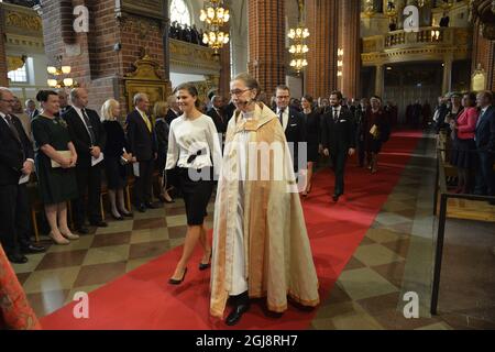 STOCKHOLM 2014-09-30 Kronprinzessin Victoria, Erzbischof Antje Jackelen und Prinz Daniel werden vor der Eröffnung des Partliament am 30. September 2014 zum Chucrh-Gottesdienst in der Großen Kirche eintreffen. Foto: Henrik Montgomery / TT / Kod 10060 Stockfoto