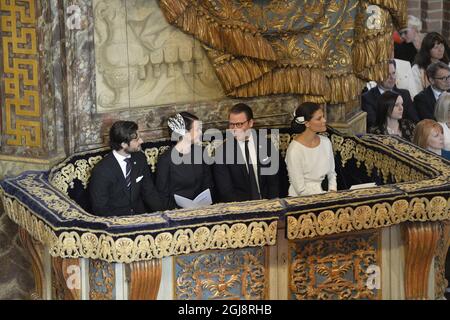 STOCKHOLM 2014-09-30 von links Prinz Carl Philip, seine Verlobte Sofia Hellqvist, Prinz Daniel und Kronprinzessin Victora während des Gottesdienstes in der Großen Kirche vor der Eröffnung des Parlaments am 30. September 2014. Foto: Henrik Montgomery / TT / Kod 10060 Stockfoto