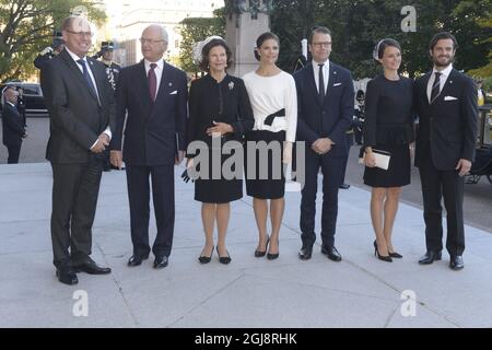 STOCKHOLM 2014-09-30 von links der Parlamentspräsident Urban Ahlin, König Carl Gustaf, Königin Silvia, Kronprinzessin Victoria, Prinz Daniel, Sofia Hellqvist und Prinz Carl Philip während der Eröffnung des Parlaments in Stockholm, Schweden, 30. September 2014. Foto: Bertil Ericson / TT / Code 10000 Stockfoto