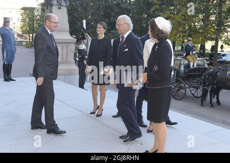 STOCKHOLM 2014-09-30 von links der Parlamentspräsident Urban Ahlin, Sofia Hellqvist, König Carl Gustaf und Königin Silvia während der Eröffnung des Parlaments in Stockholm, Schweden, am 30. September 2014. Foto: Bertil Ericson / TT / Code 10000 Stockfoto