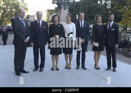 STOCKHOLM 2014-09-30 von links der Parlamentspräsident Urban Ahlin, König Carl Gustaf, Königin Silvia, Kronprinzessin Victoria, Prinz Daniel, Sofia Hellqvist und Prinz Carl Philip während der Eröffnung des Parlaments in Stockholm, Schweden, 30. September 2014. Foto: Bertil Ericson / TT / Code 10000 Stockfoto