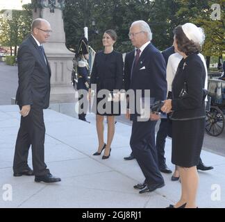 STOCKHOLM 2014-09-30 von links der Parlamentspräsident Urban Ahlin, Sofia Hellqvist, König Carl Gustaf und Königin Silvia während der Eröffnung des Parlaments in Stockholm, Schweden, am 30. September 2014. Foto: Bertil Ericson / TT / Code 10000 Stockfoto