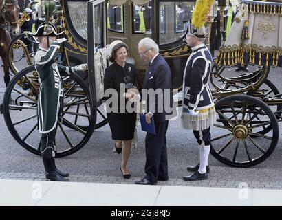 STOCKHOLM 2014-09-30 König Carll Gustaf und Königin Silvia kommen zur Eröffnung des Parlaments am 30. September 2014 in Stockholm, Schweden, an. Foto: Bertil Ericson / TT / Code 10000 Stockfoto