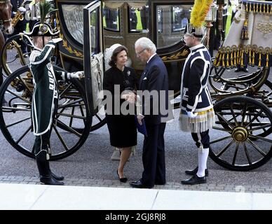 STOCKHOLM 2014-09-30 König Carll Gustaf und Königin Silvia kommen zur Eröffnung des Parlaments am 30. September 2014 in Stockholm, Schweden, an. Foto: Bertil Ericson / TT / Code 10000 Stockfoto