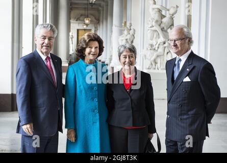 STOCKHOLM 2014-09-08 König Carl Gustaf und Königin Silvia heißen den österreichischen Staatspräsidenten Heinz Fischer und Frau Margit Fischer am 8. Oktober 2014 im Königlichen Palast in Stockholm, Schweden, willkommen. Foto: Pontus Lundahl / TT / kod 10050 Stockfoto