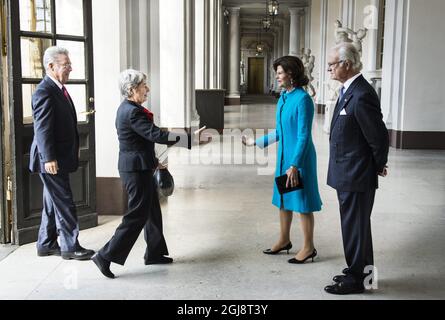 STOCKHOLM 2014-09-08 König Carl Gustaf und Königin Silvia heißen den österreichischen Staatspräsidenten Heinz Fischer und Frau Margit Fischer am 8. Oktober 2014 im Königlichen Palast in Stockholm, Schweden, willkommen. Foto: Pontus Lundahl / TT / kod 10050 Stockfoto