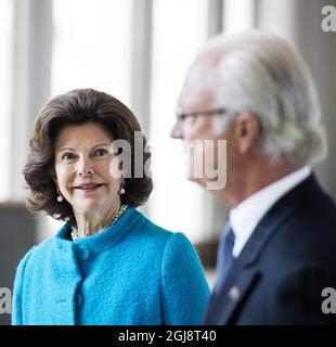 STOCKHOLM 2014-09-08 König Carl Gustaf und Königin Silvia heißen den österreichischen Staatspräsidenten Heinz Fischer und Frau Margit Fischer am 8. Oktober 2014 im Königlichen Palast in Stockholm, Schweden, willkommen. Der österreichische Präsident ist zu einem offiziellen Besuch in Schweden unterwegs Foto: Pontus Lundahl / TT / kod 10050 Stockfoto