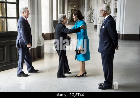 STOCKHOLM 2014-09-08 König Carl Gustaf und Königin Silvia heißen den österreichischen Staatspräsidenten Heinz Fischer und Frau Margit Fischer am 8. Oktober 2014 im Königlichen Palast in Stockholm, Schweden, willkommen. Foto: Pontus Lundahl / TT / kod 10050 Stockfoto