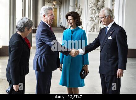 STOCKHOLM 2014-09-08 König Carl Gustaf und Königin Silvia heißen den österreichischen Staatspräsidenten Heinz Fischer und Frau Margit Fischer am 8. Oktober 2014 im Königlichen Palast in Stockholm, Schweden, willkommen. Foto: Pontus Lundahl / TT / kod 10050 Stockfoto