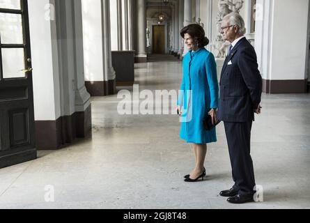 STOCKHOLM 2014-09-08 König Carl Gustaf und Königin Silvia heißen den österreichischen Staatspräsidenten Heinz Fischer und Frau Margit Fischer am 8. Oktober 2014 im Königlichen Palast in Stockholm, Schweden, willkommen. Foto: Pontus Lundahl / TT / kod 10050 Stockfoto