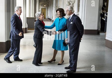 STOCKHOLM 2014-09-08 König Carl Gustaf und Königin Silvia heißen den österreichischen Staatspräsidenten Heinz Fischer und Frau Margit Fischer am 8. Oktober 2014 im Königlichen Palast in Stockholm, Schweden, willkommen. Foto: Pontus Lundahl / TT / kod 10050 Stockfoto