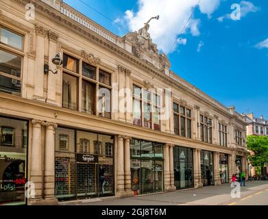 Nahaufnahme eines historischen Gebäudes mit einer Skulptur auf dem Dach auf der Straße Rue des Grandes Arcades im Herzen des historischen Straßburger... Stockfoto