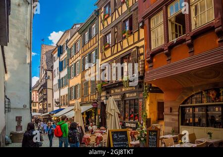 Schöne malerische Landschaft der Straße Rue du Maroquin mit seinen charmanten mittelalterlichen Fachwerkhäusern in der historischen Altstadt von Straßburg,... Stockfoto