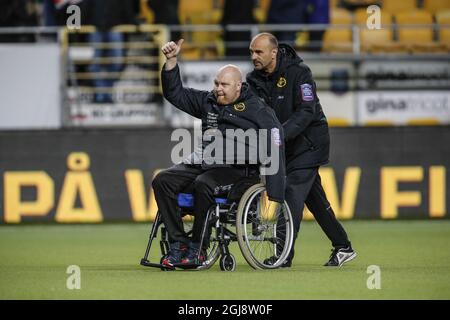 STOCKHOLM 2014-10-29 Datei 1998 der schwedische Fußballspieler Klas Ingesson ist 46 Jahre alt gestorben. Ingesson war Mitglied der schwedischen Nationalmannschaft, die bei der Weltmeisterschaft 1994 in den USA eine Bronzemedaille gewann. Er spielte für IFK Göteborg, Mechelen, PSV Eindhoven, Sheffield Wednesday, Bari, Bologna, Marseille und Lecce. Im letzten Jahr war er Trainer für das schwedische Team der Serie A, Elfsborg. Ingesson litt an Krebs. Original Bildunterschrift;BORAS 2014-04-04 Klas Ingesson im Rollstuhl-Manager und Trainer des schwedischen Fußballvereins Elfsborg. Foto Adam Ihse / TT / Kod 9200 Stockfoto