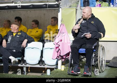 STOCKHOLM 2014-10-29 Datei 1998 der schwedische Fußballspieler Klas Ingesson ist 46 Jahre alt gestorben. Ingesson war Mitglied der schwedischen Nationalmannschaft, die bei der Weltmeisterschaft 1994 in den USA eine Bronzemedaille gewann. Er spielte für IFK Göteborg, Mechelen, PSV Eindhoven, Sheffield Wednesday, Bari, Bologna, Marseille und Lecce. Im letzten Jahr war er Trainer für das schwedische Team der Serie A, Elfsborg. Ingesson litt an Krebs. GOTEBORG 2014-05-04 Klas Ingesson im Rollstuhl-Manager und Trainer des schwedischen Fußballvereins Elfsborg Klas Ingesson kollapsade under sondagens allsvenska fotbollsmatch mellan IFK Gote Stockfoto