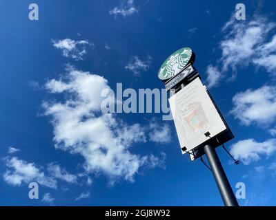 Penang, Malaysia - 26. Juni 2021 : Blick auf ein Starbucks 'Drive Thru' Schild vor einem Outlet in Tanjung Bungah, Penang, Malaysia. Stockfoto