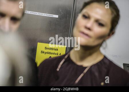 STOCKHOLM 2014-11-13 Kronprinzessin Victoria prüft einen Schutzanzug im Labor der Schutzstufe 4 (Schutzstufe 4 - die höchste Biosicherheitsstufe für Laboruntersuchungen von Krankheitserregern. Ex-ebola) bei der schwedischen Gesundheitsbehörde in Stockholm, Schweden, 13. November 2014. Foto: Janerik Henriksson / TT / Code 10010 Stockfoto