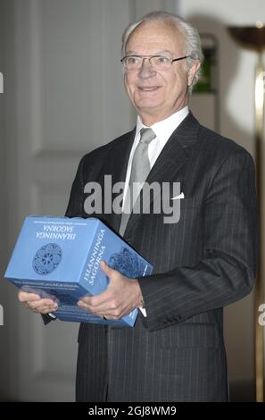 STOCKHOLM 20141118 König Carl Gustaf war gut gelaunt, nachdem er vom isländischen Botschafter Gunnar Gunnarsson und einer Delegation des Verlegers Johan Sigurdsson, der Herausgeberin Annette Lassen, eine neue Übersetzung der Sagas der Isländer in fünf Einbänden erhalten hatte. Die Grafikerin Karin Birgitte Lund und der Schriftsteller ÃžÃ³rarinn EldjÃ¡rn besuchten den Königlichen Palast von Stockholm. Foto: Fredrik Sandberg / TT / kod 10080 Stockfoto