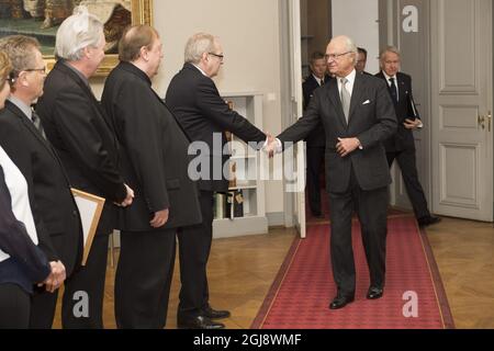 STOCKHOLM 20141118 König Carl Gustaf erhielt eine neue Übersetzung der Sagas der Isländer in fünf Einbänden vom isländischen Botschafter Gunnar Gunnarsson, als er zusammen mit einer Delegation des Verlegers Johan Sigurdsson, der Herausgeberin Annette Lassen, der Grafikerin Karin Birgitte Lund dem Schriftsteller ÃžÃ³rarinn EldjÃ¡RN den Königlichen Palast von Stockholm besuchte. Foto: Fredrik Sandberg / TT / kod 10080 Stockfoto