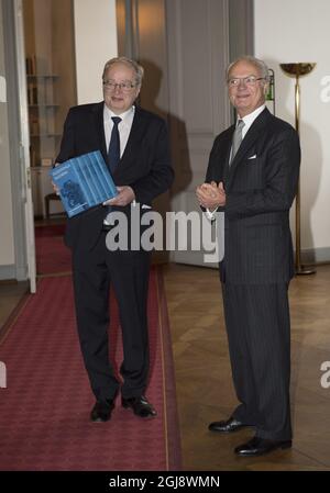 STOCKHOLM 20141118 König Carl Gustaf erhielt vom isländischen Botschafter Gunnar Gunnarsson (rechts) eine neue Übersetzung der Sagas der Isländer in fünf Einbänden, als er zusammen mit einer Delegation des Verlegers Johan Sigurdsson, der Herausgeberin Annette Lassen, der Grafikerin Karin Birgitte Lund dem Schriftsteller ÃžÃ³rarinn EldjÃ¡RN den Königlichen Palast von Stockholm besuchte. Foto: Fredrik Sandberg / TT / kod 10080 Stockfoto