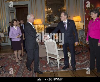 STOCKHOLM 20141118 König Carl Gustaf und Königin Silvia grüßen den ehemaligen Riksdag-Sprecher per Westerberg und die erste Stellvertreterin Susanne Eberstein vor einem Mittagessen im Königlichen Palast in Stockholm. Foto: Fredrik Sandberg / TT / Kod 10080 Stockfoto