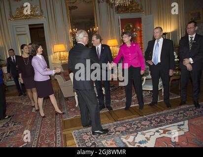 STOCKHOLM 20141118 König Carl Gustaf, Königin Silvia, Kronprinzessin Victoria und Prinz Daniel hielten ein Mittagessen für den ehemaligen Sprecher des Riksdag, per Westerberg, erste Stellvertreterin Susanne Eberstein, Kammerrichter Hans Eberstein, Zweiter Stellvertreter Ulf Holm und dritter Stellvertreter Jan Ertsborn mit seiner Frau Ulla im Königlichen Palast in Stockholm. Foto: Fredrik Sandberg / TT / Kod 10080 Stockfoto