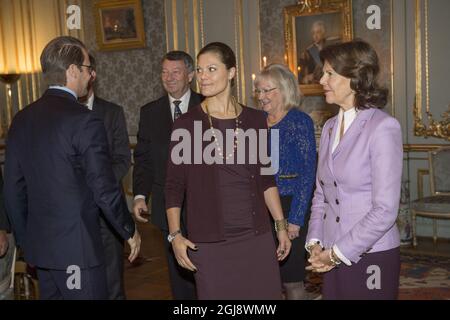 STOCKHOLM 20141118 Königin Silvia, Kronprinzessin Victoria und Prinz Daniel vor einem Mittagessen für den ehemaligen Sprecher des Riksdag im Königlichen Palast in Stockholm. Foto: Fredrik Sandberg / TT / Kod 10080 Stockfoto