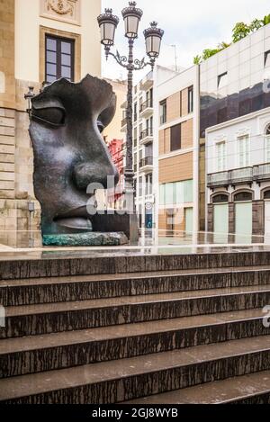 Spanien, Kanarische Inseln, Teneriffa, Santa Cruz de Tenerife, Teatro Guimera Theater und Skulptur des theatralischen Maske Stockfoto