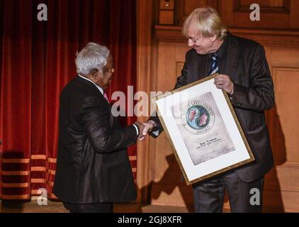 STOCKHOLM 2014-12-01 Basil Fernando (L), Repräsentant der Asiatischen Menschenrechtskommission (Hongkong SAR, China), erhält den Right Livelihood Award von Jakob von Uexkull (R) während der Verleihung des Right Livelihood Award am 1. Dezember 2014 in der 2. Kammer des schwedischen Parlaments in Stockholm, Schweden. Fernando erhält die Auszeichnung „... für seine unermüdliche und herausragende Arbeit zur Unterstützung und Dokumentation der Umsetzung der Menschenrechte in Asien“. Der Right Livelihood Award wurde vom Journalisten und professionellen Philatelist Jakob von Uexkull 1980 gegründet. Foto: Pontus Lundahl / TT / kod 10050 ** SWE Stockfoto