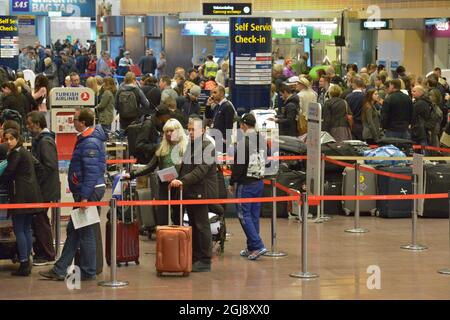 ARLANDA 20141209 die Polizei ermittelt am Dienstag, den 9 2014. Dezember, eine mutmaßliche Bombendrohung auf dem Flughafen Arlanda nördlich von Stockholm, Schweden. Nach Angaben der Polizei ist die Bedrohung gegen einen bestimmten Flug und die Tore am Terminal 5 wurden abgesperrt. Foto: Johan Nilsson / TT kod 50090 Stockfoto