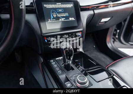 Ukraine, Odessa 8. - 2021. September: Innenraum des modernen Luxuswagens Maserati Ghibli. Innenraum mit großem Display, Navigationseinheit, Automatikgetriebe, keine Personen. Innenraum der Kabine - Armaturenbrett Stockfoto