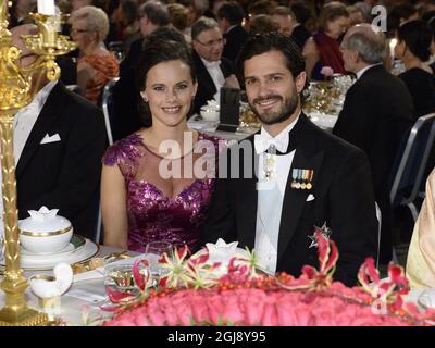 STOCKHOLM 2014-12-10 Sofia Hellqvist und Prinz Carl Philip beim Nobelbankett im Stockholmer Rathaus, Schweden, 10. Dezember 2014. Foto: Claudio Bresciani / TT / Kod 10090 Stockfoto