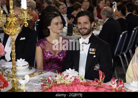 STOCKHOLM 2014-12-10 Sofia Hellqvist und Prinz Carl Philip beim Nobelbankett im Stockholmer Rathaus, Schweden, 10. Dezember 2014. Foto: Claudio Bresciani / TT / Kod 10090 Stockfoto