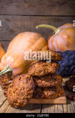 Herbst Snickerdoodle Stil Kürbis Haferflocken Kekse, halloween Danksagenden, Herbst Backen Essen, gemütliche Backen Holz Hintergrund kopieren Raum Stockfoto