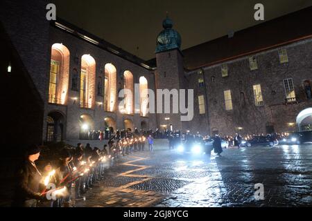 STOCKHOLM 2014-12-10 Gäste kommen im Stockholmer Rathaus in Schweden an, wo das Nobelbankett am 10. Dezember 2014 stattfindet. Foto: Fredrik Sandberg / TT / Kod 10080 Stockfoto