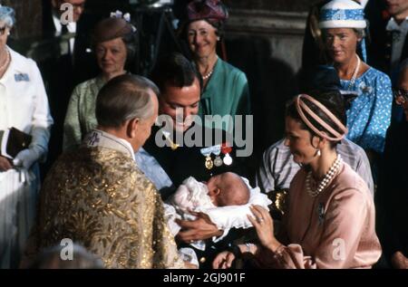 STOCKHOLM 1979-08-31 * für Ihre Akten* Erzbischof Olof Sundby, König Carl Gustaf und Königin Silvia während der Taufzeremonie von Prinz Carl Philip in der Kapelle des Königlichen Palastes in Stockholm, Schweden, am 31. August 1979. Foto: SVT Bild / Kod: 5600 Stockfoto