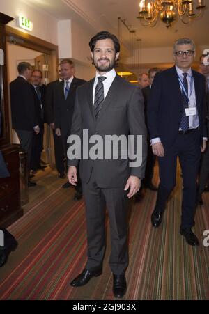 STOCKHOLM 20150111 Prinz Carl Philip wird auf der jährlichen Verteidigungskonferenz in Salen, Schweden, am 12. Januar 2015 gesehen Foto: Sven Lindwall / EXP / TT / kod 7117 ** OUT SWEDEN OUT ** Stockfoto