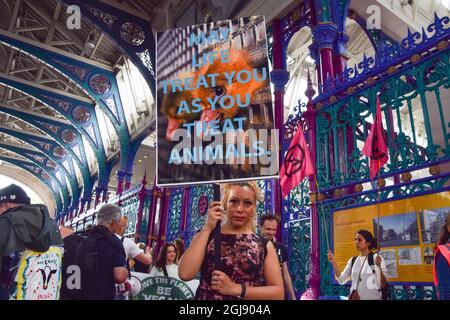 London, Großbritannien. August 2021. Aktivisten am Smithfield Market während des National Animal Rights March. Tierrechtler und Organisationen marschierten durch die City of London und forderten ein Ende aller Tierausbeutung. Stockfoto